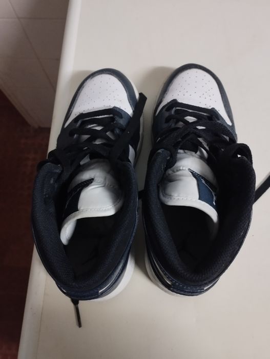 Tênis Air Jordan azuis escuro e brancos 36