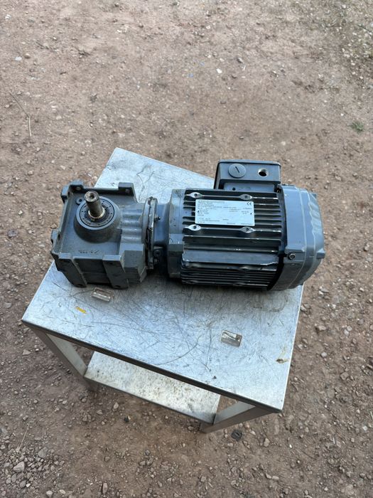 Motoreduktor 0,55  kw 140 obr