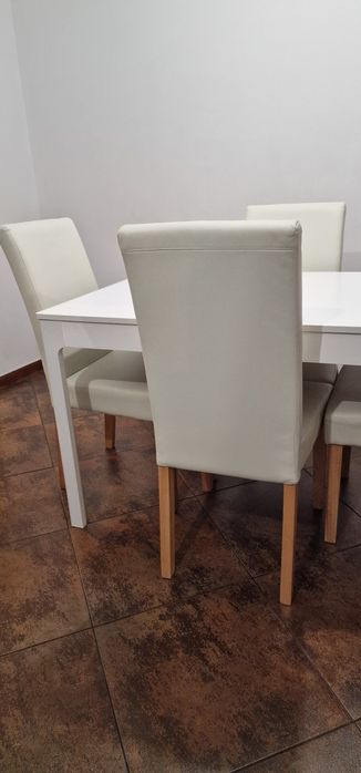 Mesa de jantar extensível c/ 4 Cadeiras