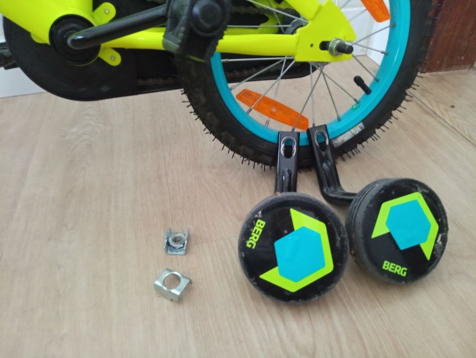 Bicicleta Berg infantil amarela limão com capacete