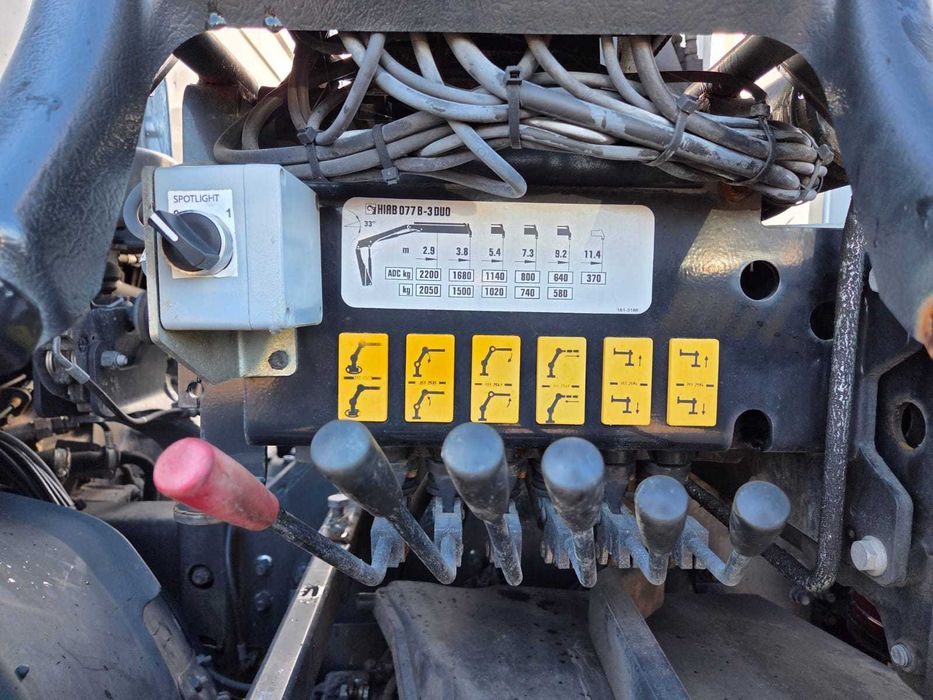 SCANIA P230 com GRUA HIAB