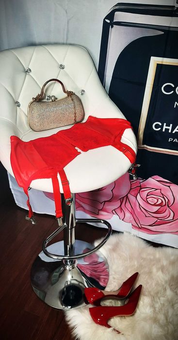 pas do pończoch czerwony jak skóra