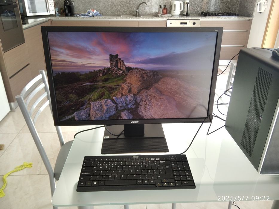 Torre HP Pavilion 590-A000NP . Monitor Acer V246 HL, teclado, Rato.
