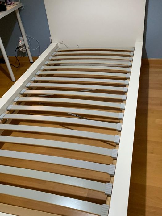 Cama branca como nova, tamanho 190x090