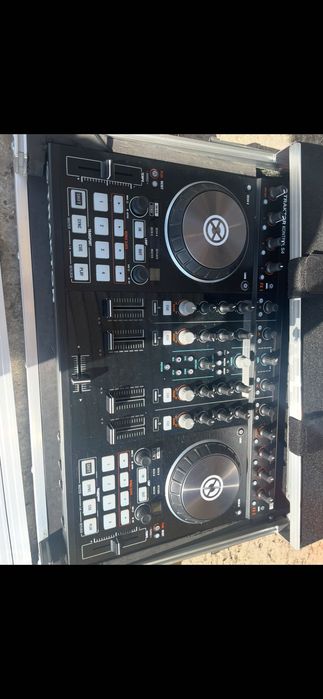 Dj table TRAKTOR Kontrol S4