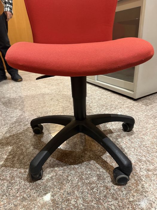 Conjunto de escritório: secretária + cadeira  + caixote do lixo