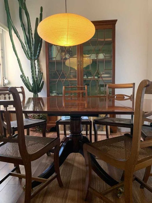 Mesa de jantar clássica em madeira maciça com cadeiras