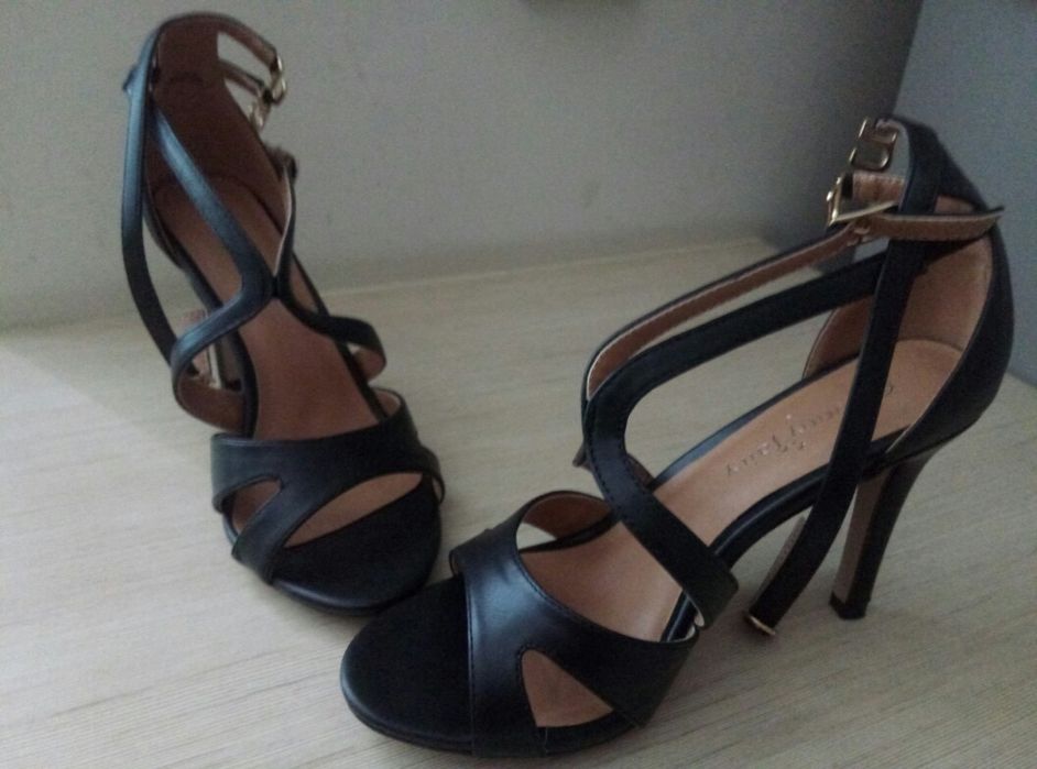 Sandały na obcasie