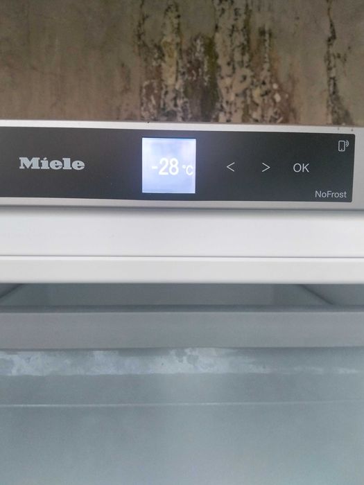 Arca congeladora vertical Miéle FNS4382D