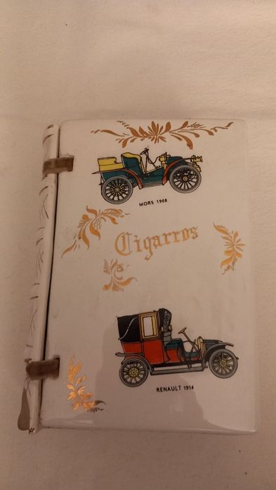 Caixa decorativa de cerâmica apresenta ilustrações de automóveis clássicos, incluindo um Mors 1908 e um Renault 1914