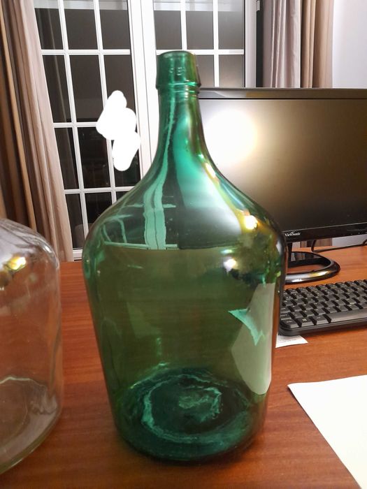 Garrafões de vidro de várias cores