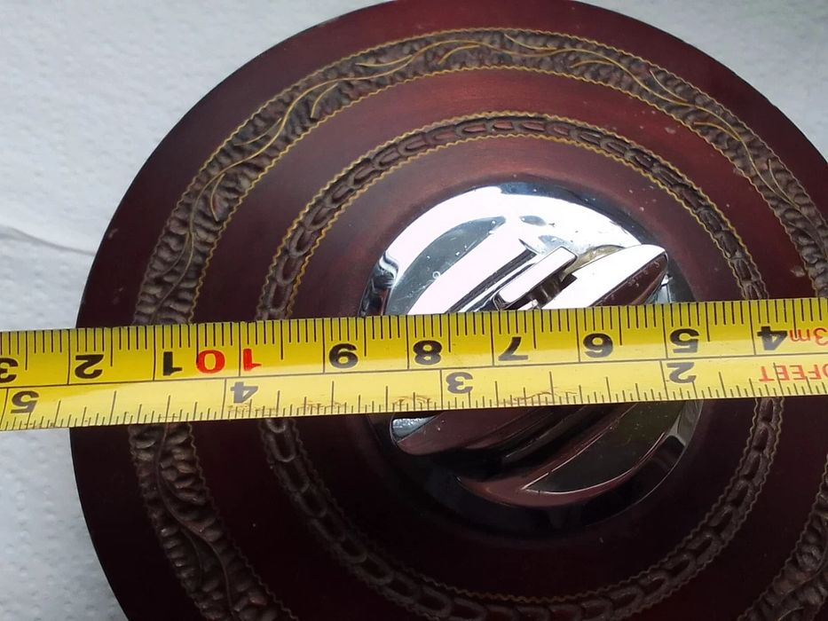 Zabytkowa zapalniczka Ronson z podstą mahoniową i rzeźbionym wzorem,