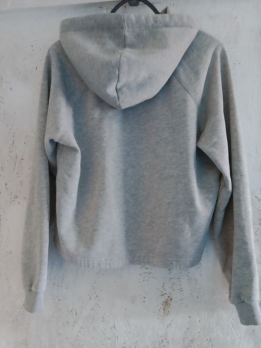 Bluza krótszą z kapturem.