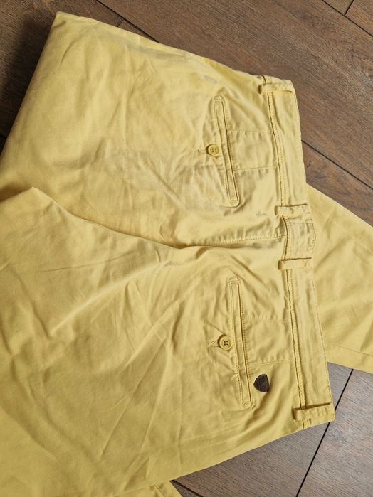 Calcas chinos amarelas decenio 44