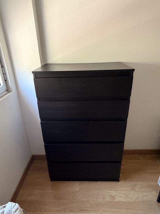 Cómoda preta para quarto