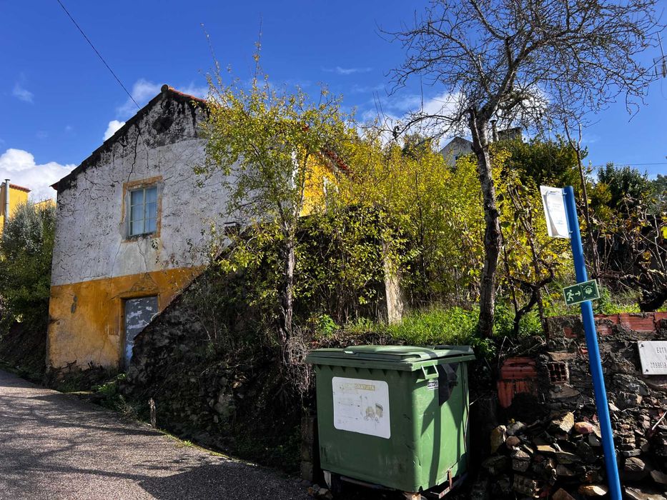 Moradia para obras totais - Sobral Basto