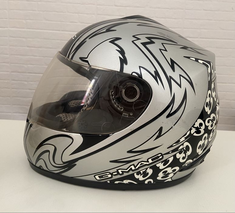 Vendo capacete preto e cinzento