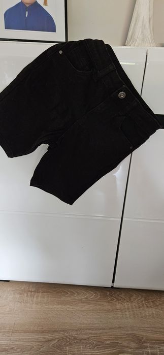 Sprzedam  slim czarne krotkie spodnie dla chłopca