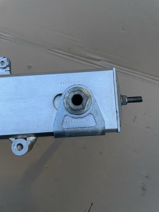 Wahacz Suzuki sv650 03- ośka oś tył