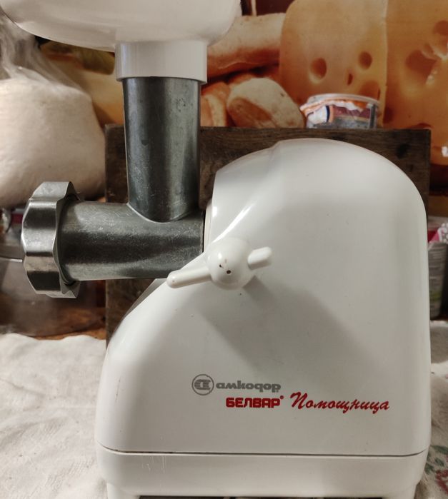 М'ясорубка, соковижималка "Помічниця" надійна з насадками