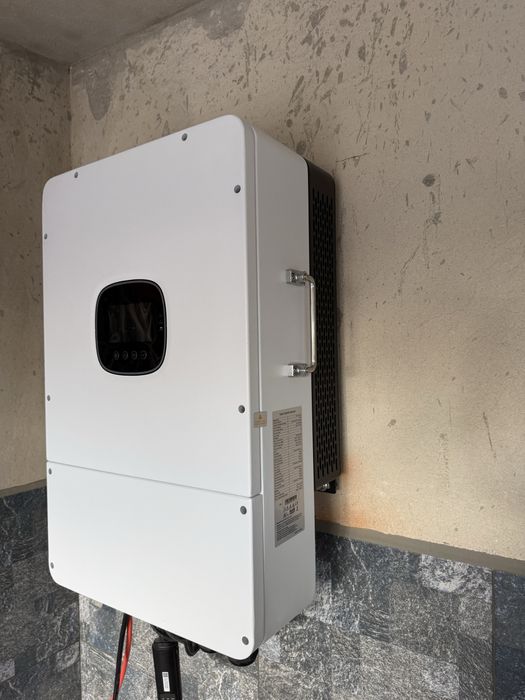 Продам гібридний інвертор аналог Deye 12квт 3 фази. В навності.