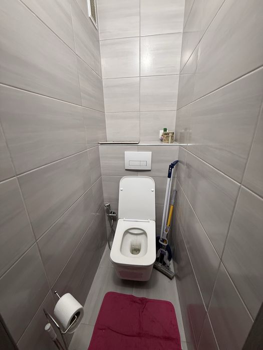 Продам 3 кімнатну квартиру в центрі міста .