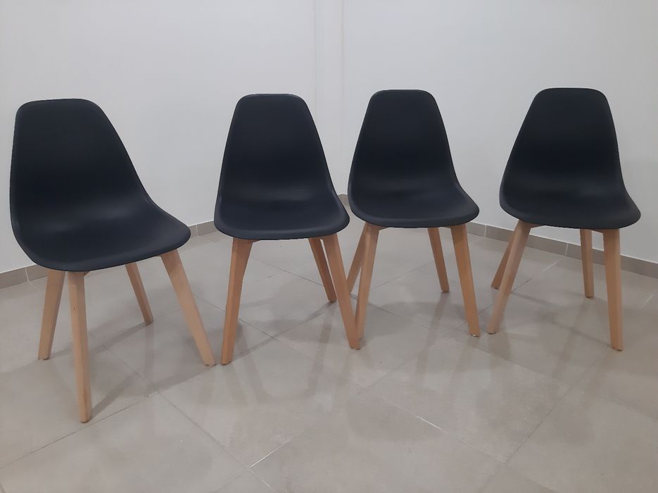 4 cadeiras em preto e pé  em madeira