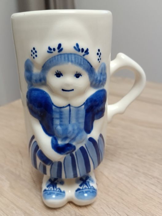 Делфтська  керамічна кружка із зображенням голландської  дівчини
