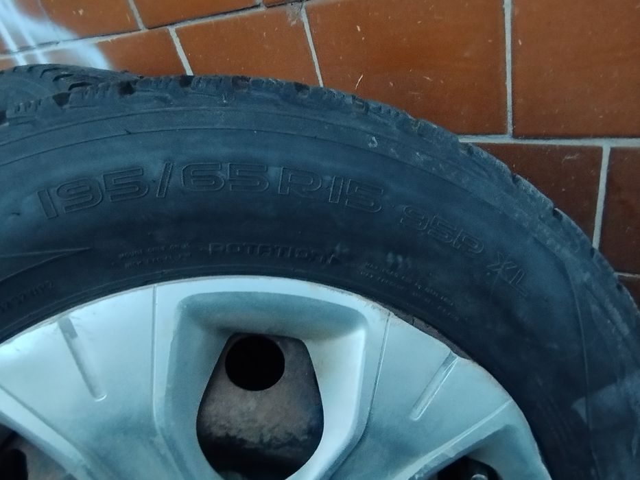 Продам зимню ризику nokian 195/65/15