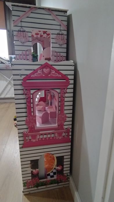 Drewniany domek dla lalek Barbie