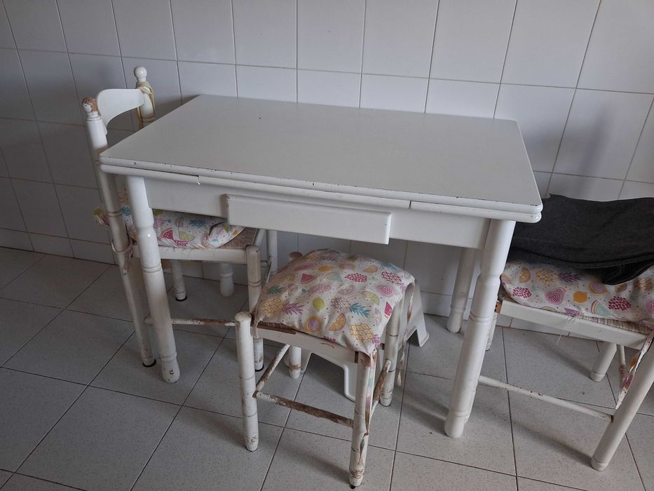 Mesa + 2 Cadeiras e Banco