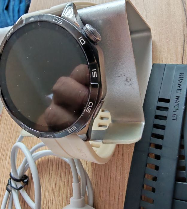 SmartWatch Huawei Watch GT 4 z ładowarką, 2 paski.