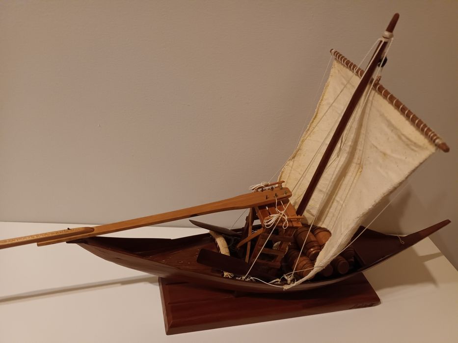 Réplica de barco Rabelo em madeira