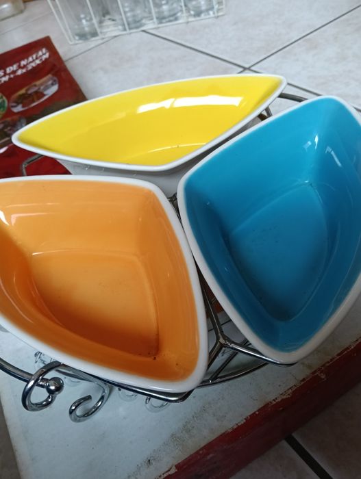 3 pratos de aperitivos com suporte