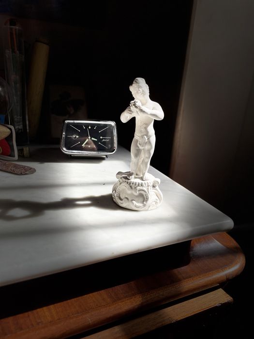 Pequena estatueta menino cerâmica