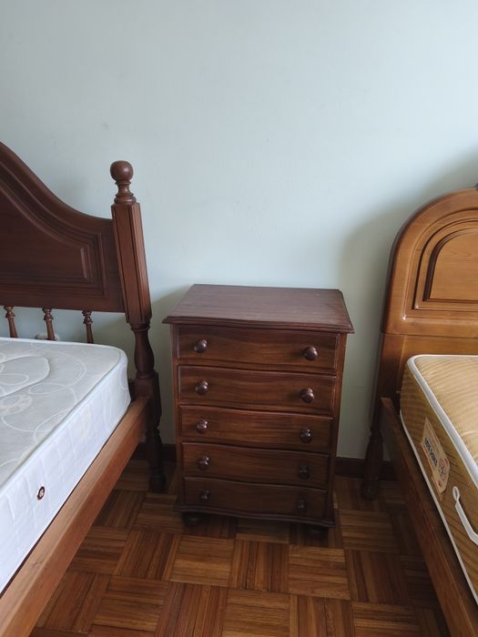 Cómoda/secretária+ mesa de cabeceira