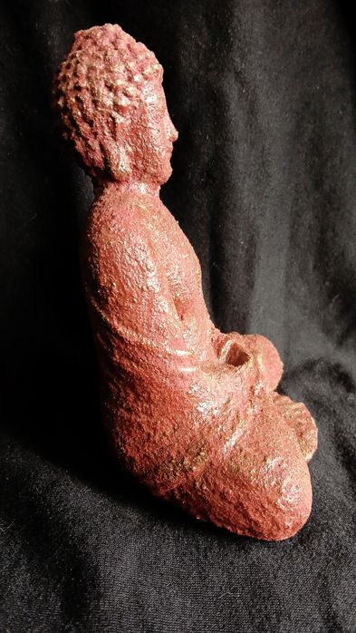 Buda sentado. Imitação terracota com laivos dourados. Pintado à mão.