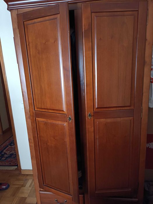 Roupeiro em madeira de castanho