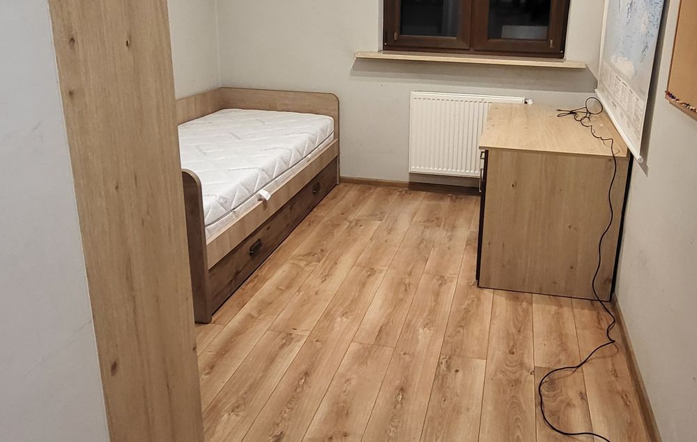 Solidne łóżko drewniane 207 x 95 cm, wysokosc 55 cm + materac 90 cm