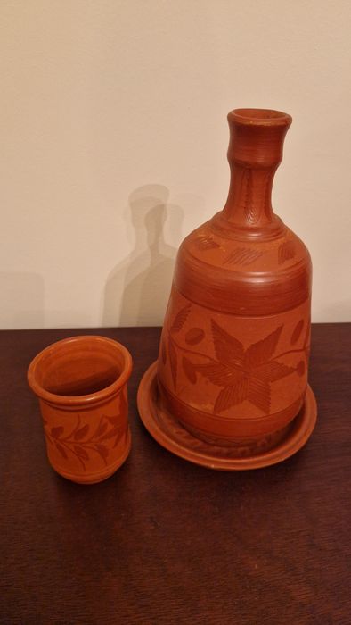 Garrafa e copo de água em barro