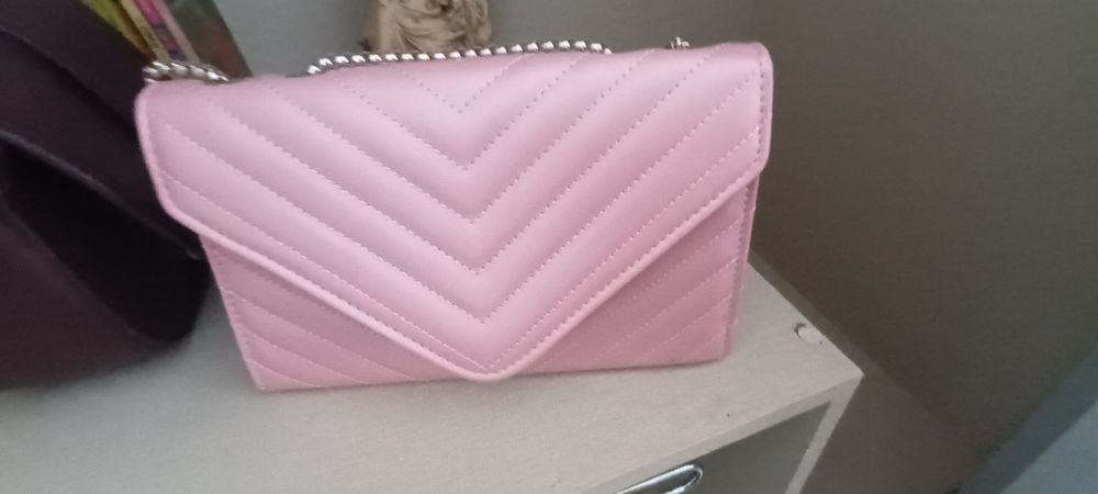 Bolsa rosa com corrente