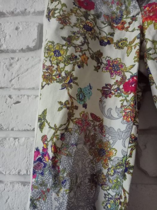 Spodnie w kwiaty pull & bear