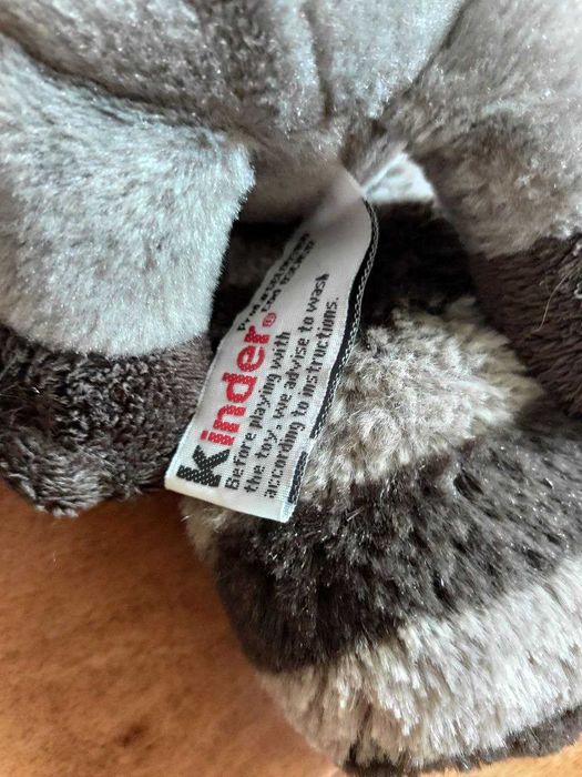 Игрушка мягкая енот kinder с красным шарфом