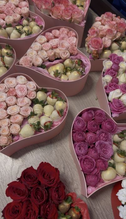 Подарунок коробка серце із квітів та полуниця в шоколаді