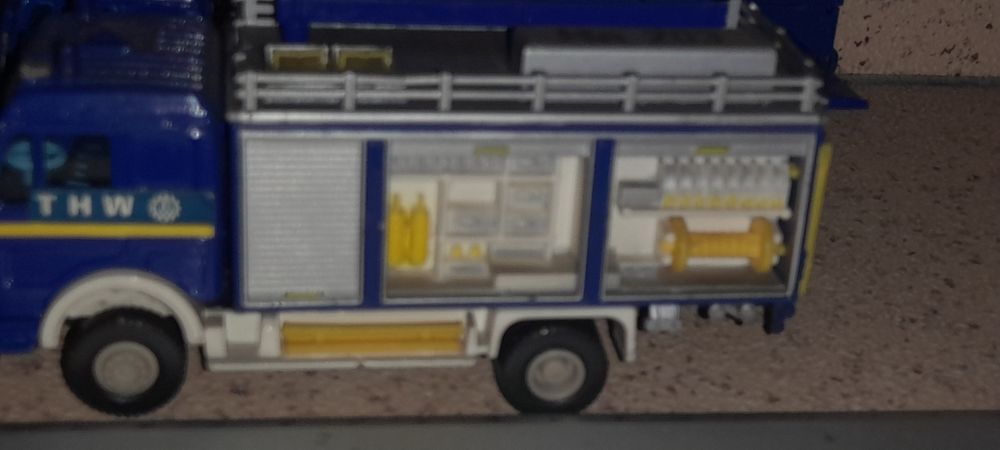 3 miniaturas camião(portes incluidos )