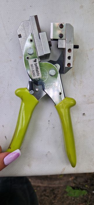 beMatrix T-Rex (model 901-5060), specjalistyczne urządzenie tnące służące do precyzyjnego mocowania materiałów tekstylnych do ram.