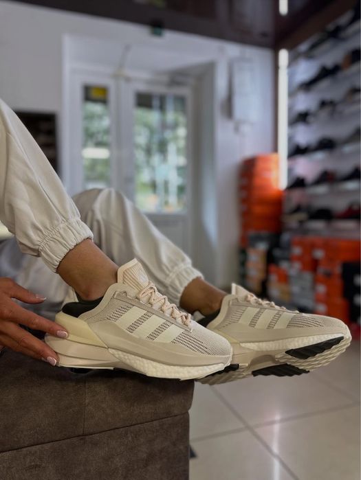 Жіночі оригінальні кросівки Adidas AVRYN_X II0048