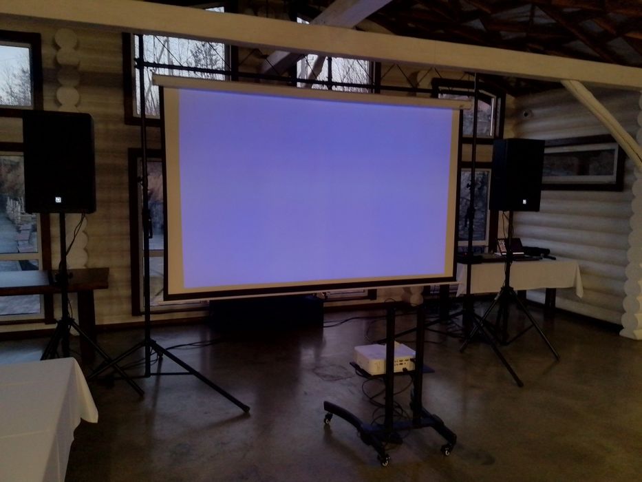 Оренда  Екран проектор мікрофони звук та інше для конференцій презента