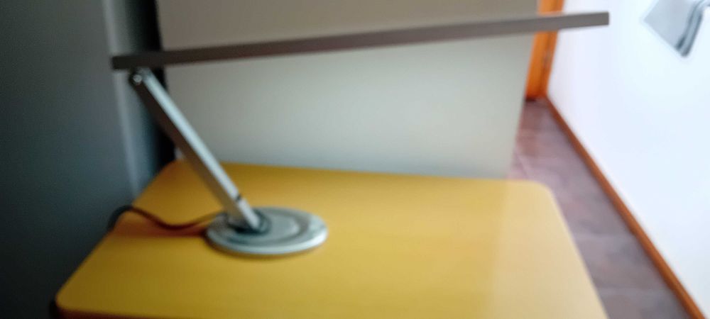 Lâmpada de mesa profissional prateada