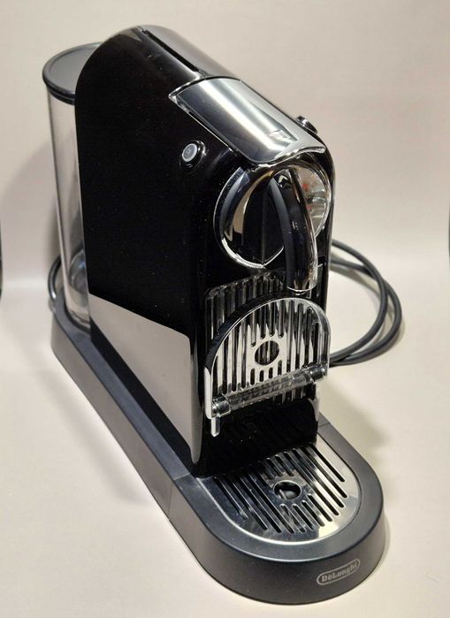 Máquina de Café Nespresso DeLonghi Preta
